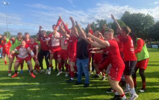 Foto der jubelnden Fußballmannschaft des VfL-Mühlheim