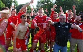Foto der jubelnden Fußballmannschaft des VfL-Mühlheim