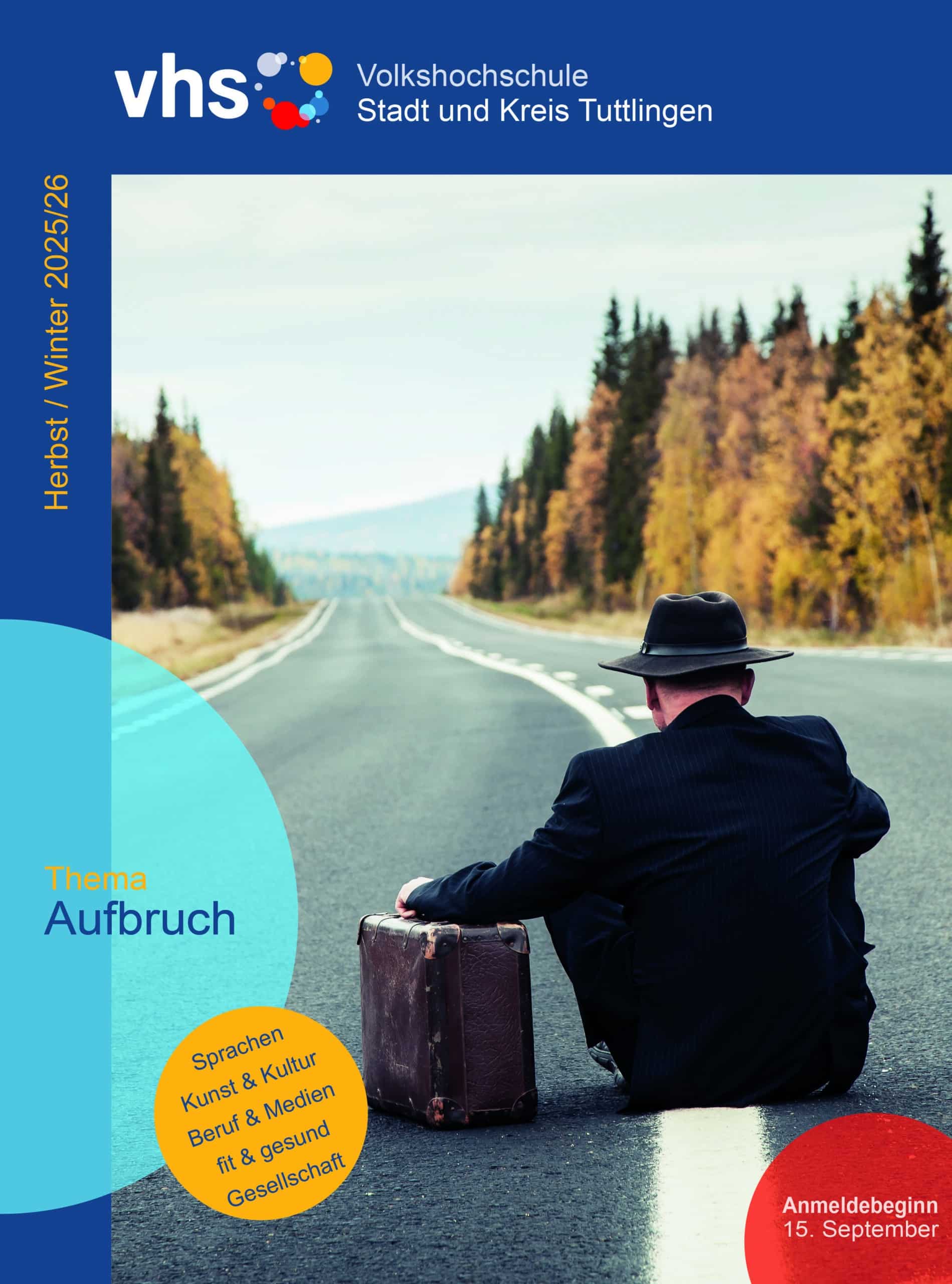 Deckblatt Volkshochschulprogramm, ein Mann mit Hut und Anzug sitzt neben einem Koffer auf einer Straße, die in die Weite führt, gesäumt von Bäumen