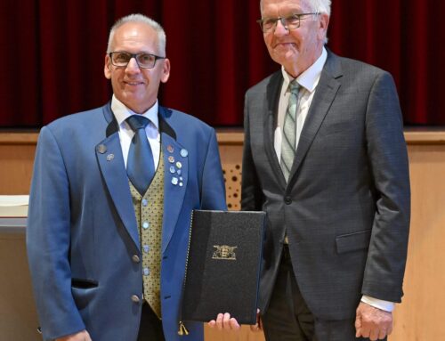 Jörg Eichwald wird mit der Landesehrennadel geehrt