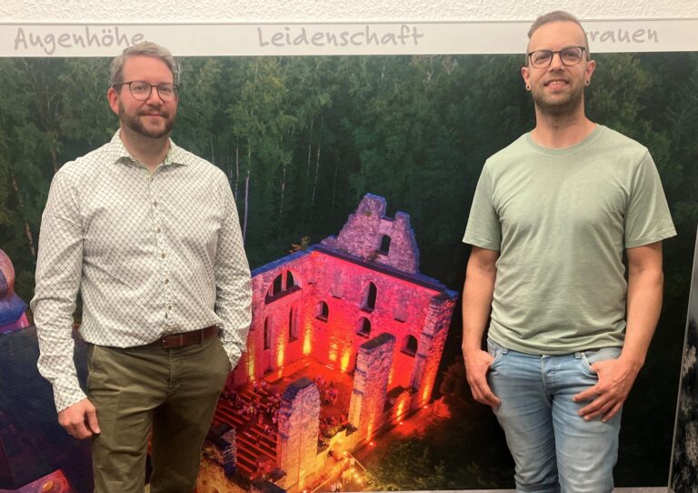 Dr. Alexander Lux und Gottlieb Riedinger vom Verbandsbauamt im Eingangsbereich der Gemeinschaftspraxis Dr. Lux / Dr. Schletterer.