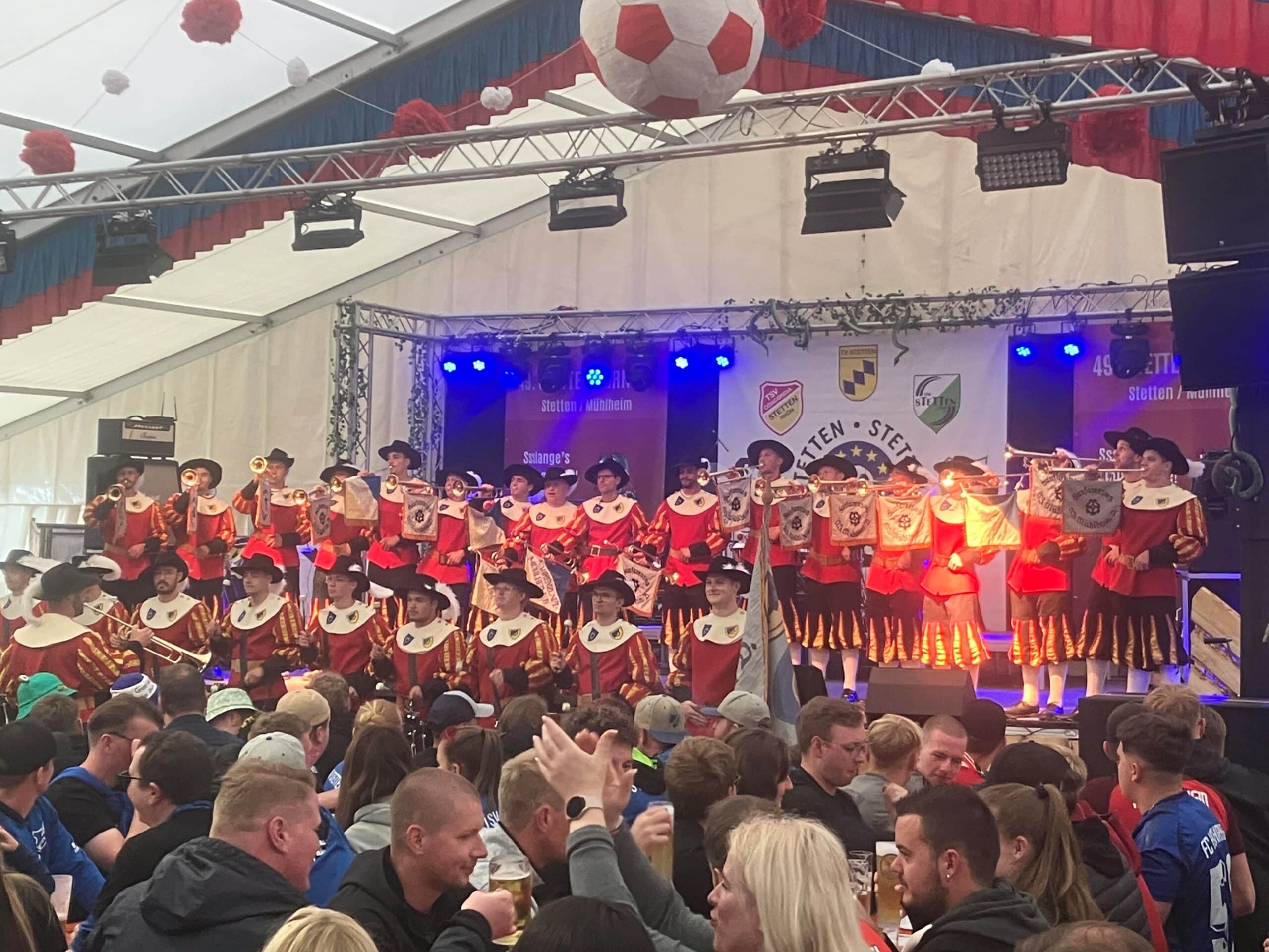 Foto aus dem Festzelt mit zahlreichen Besuchern und einer Blaskapelle (Fanfarenzug Mühlheim Donau e.V. ).