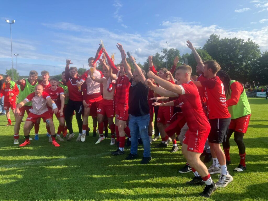 Foto der jubelnden Fußballmannschaft des VfL-Mühlheim