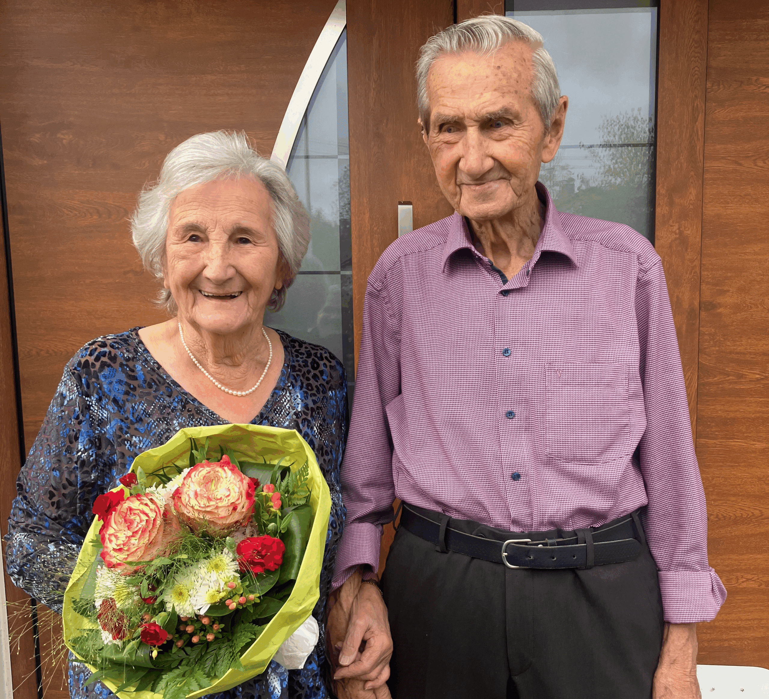 Gertrud und Eugen Leibinger stehen mit einen Blumenstrauß vor der Eingangstür