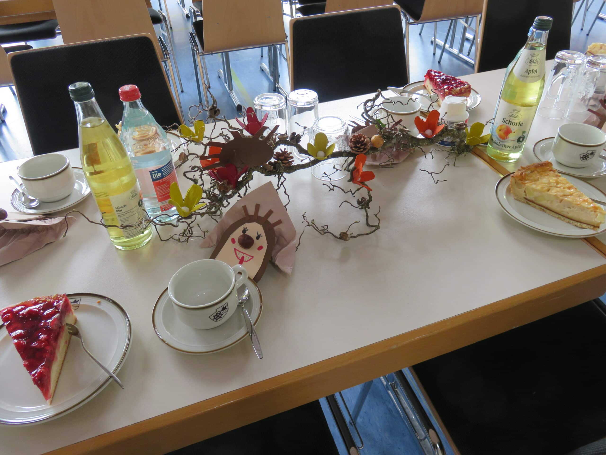 Ein tisch mit Kaffee und Kuchen für den Seniorennachmittag