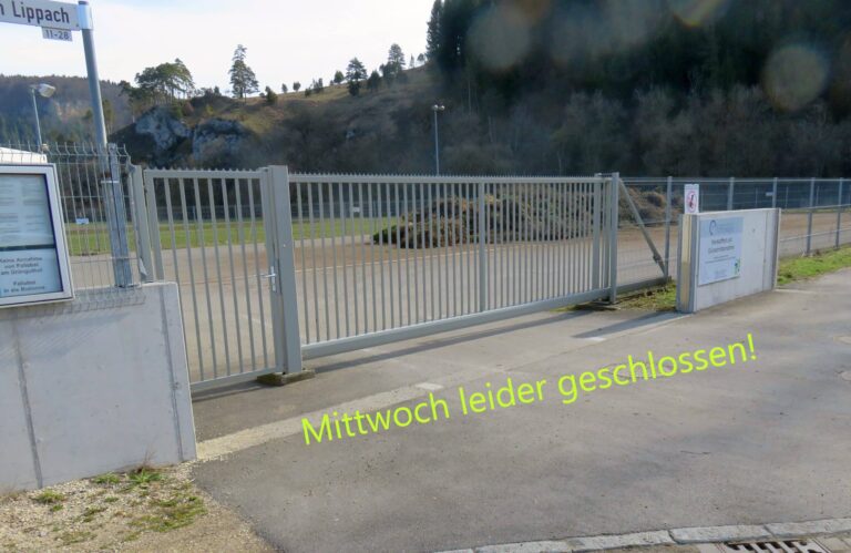 Das Tor des Werkstoffhofs und ein gelber Schriftzug indem steht: Mittwoch leider geschlossen!