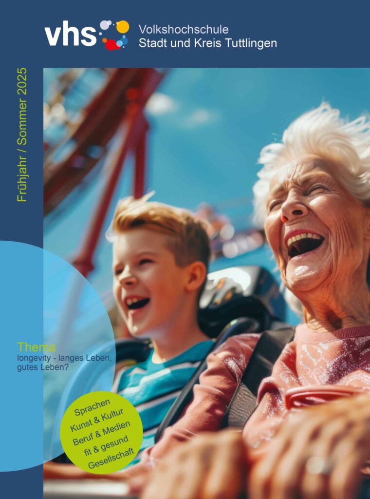 Titelseite des Volkshochschul-Programmheftes, darauf zu sehen eine grauhaarige ältere Dame und ein blonder Junge in einer Achterbahn