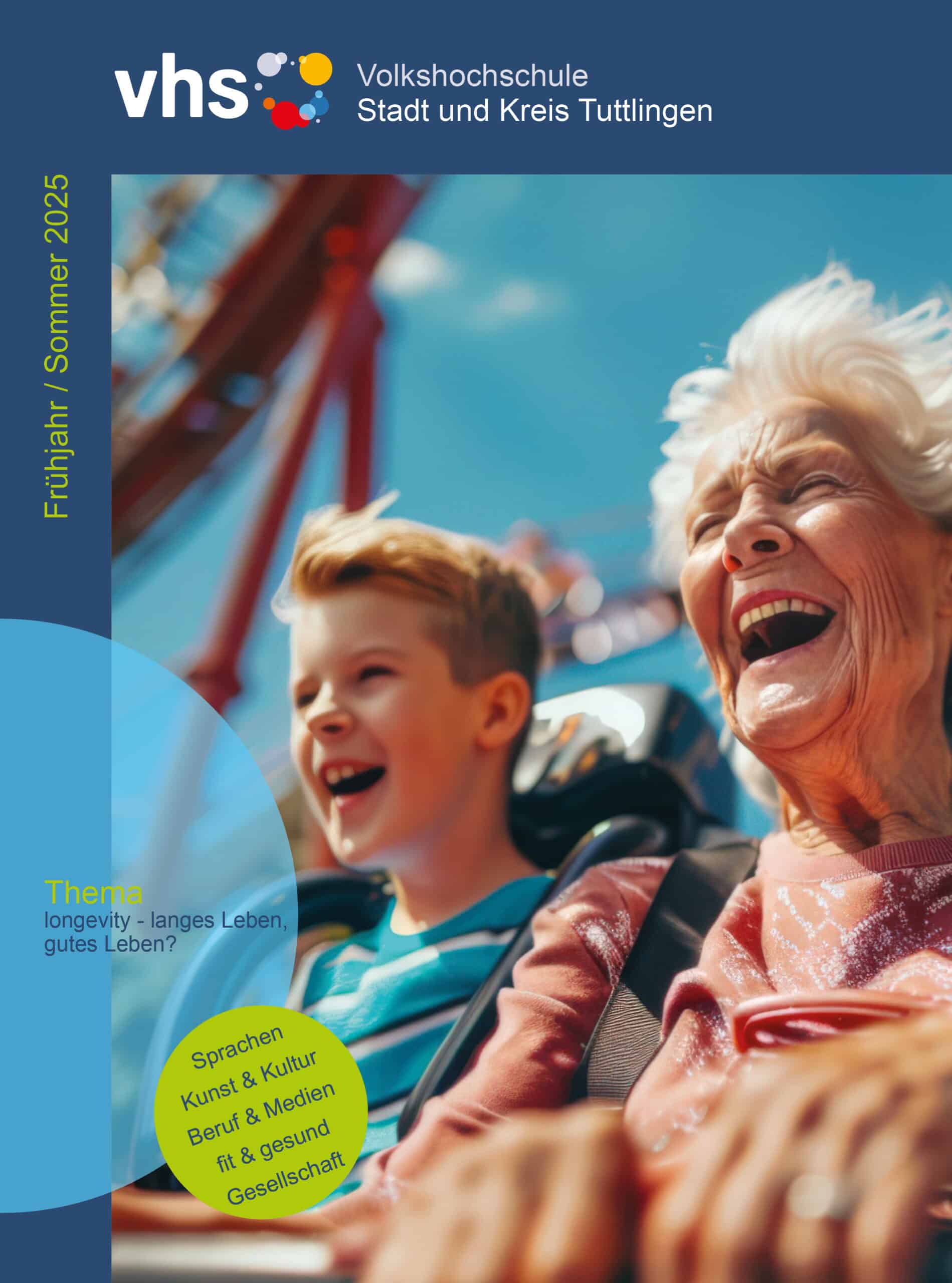 Titelseite des Volkshochschul-Programmheftes, darauf zu sehen eine grauhaarige ältere Dame und ein blonder Junge in einer Achterbahn