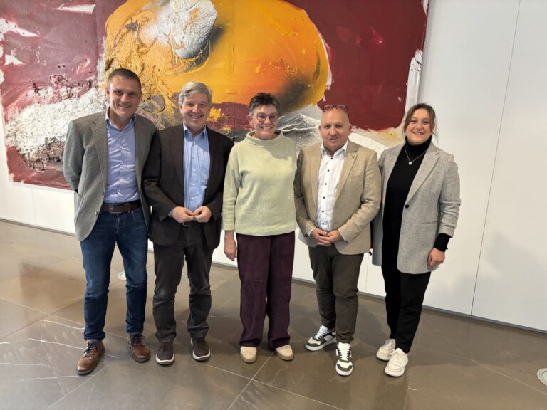 Anlässlich des Ehrenamtspreis des Deutschen Fußballbundes freuen sich Udo Sekler, Landrat Stefan Bär, Helga Schneider, Fußballbezirksvorsitzender Marcus Kiekbusch und die Vizepräsidentin des WFV Angelika Fioranelli-Petersohn