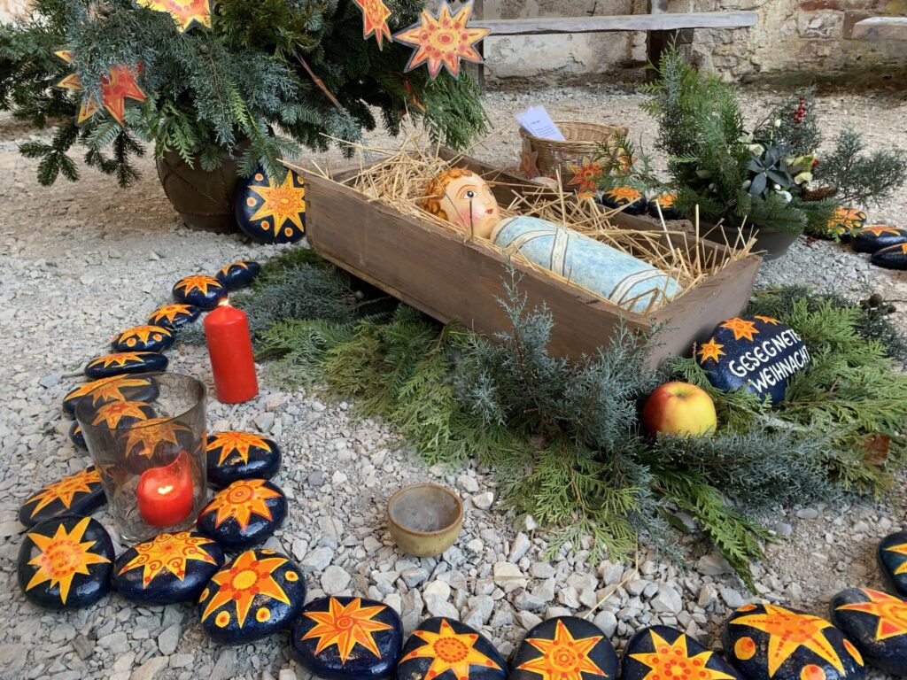 Darstellung des Jesuskind liegt in einer mit Stroh ausgelegten Krippe