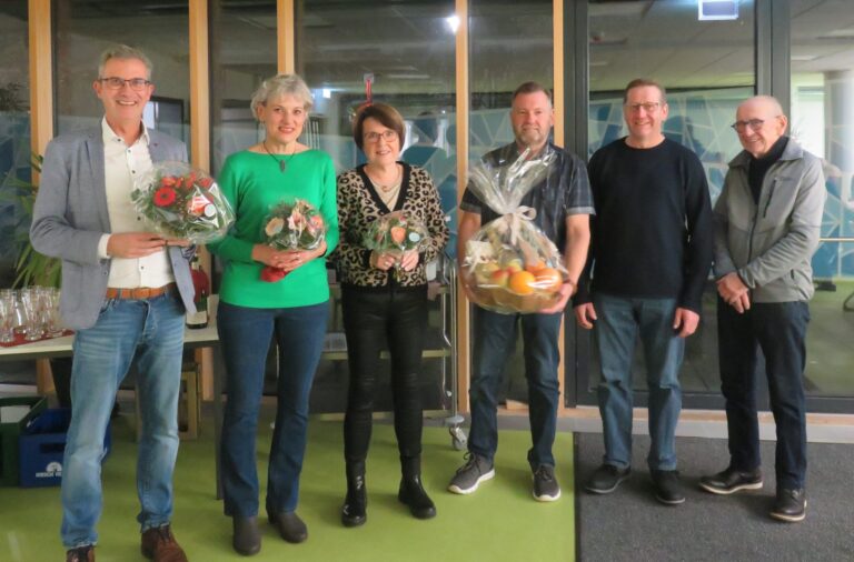 Bürgermeister Jörg Kaltenbach, Petra Mäder, Marion Müller, Karl-Heinz Diehm, Thomas Buschle und Ludwig Henzler werden anlässlich ihrer langen Dienstzeit geehrt