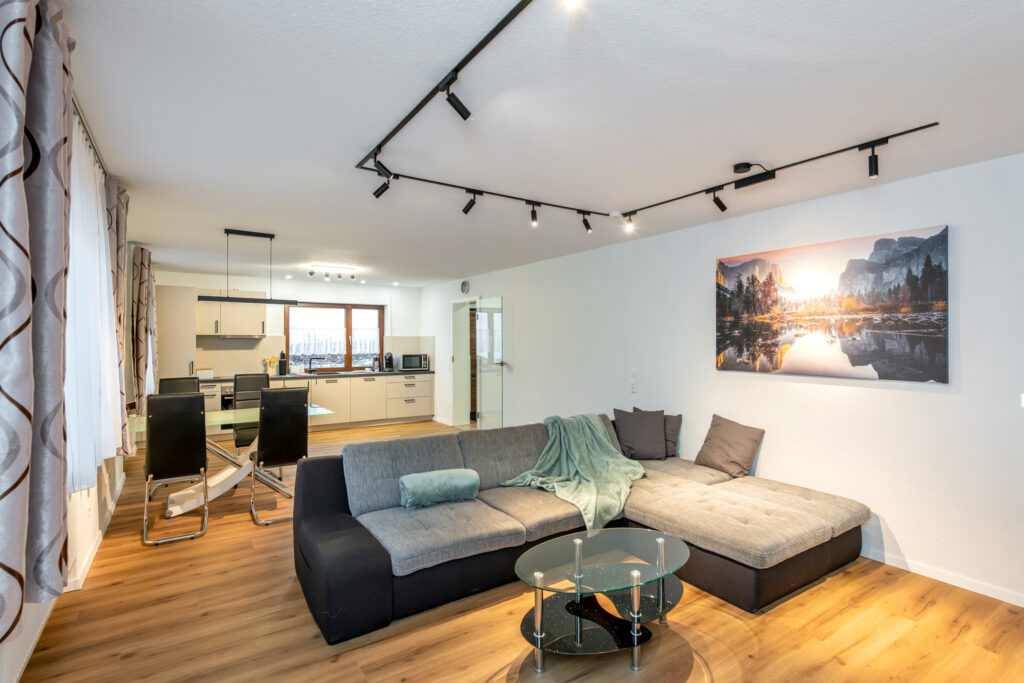 Große offene Küche, offener Essbereich und Wohnzimmer