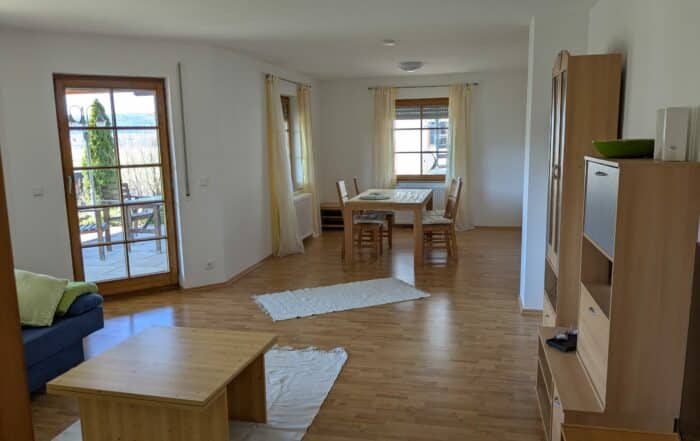 Wohnzimmer und Essbereich mit Terassentür