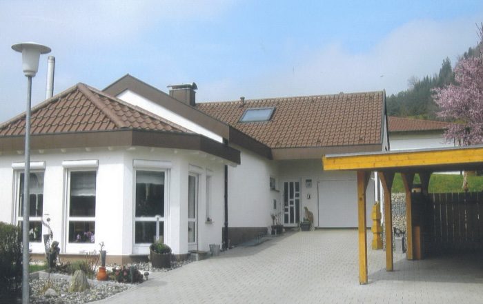 Ein modernes Haus mit Carport