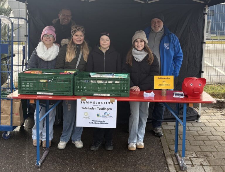 Ehrenamtliche Helfer freuen sich über gespendete Lebensmittel anlässlich der Sammelaktion für den Tafelladen Tuttlingen