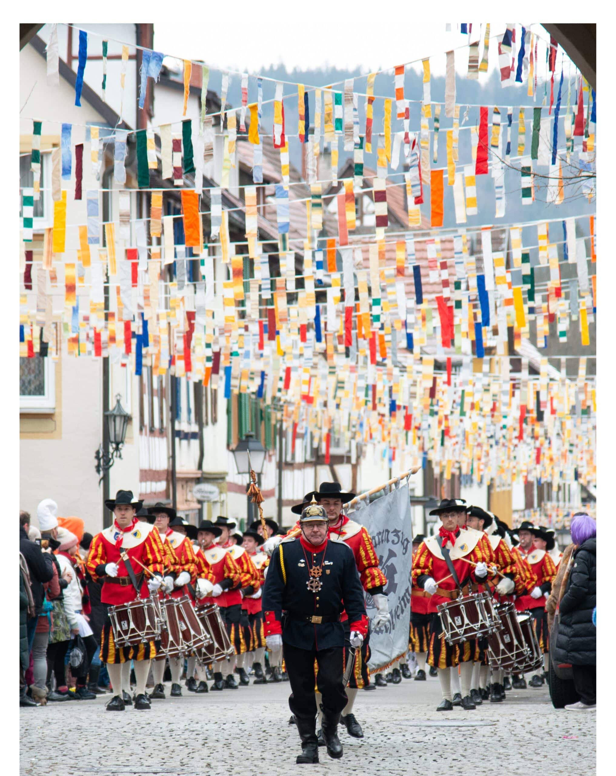 Viele verkleide Personen machen den Narrenmarsch durch die Oberstadt Mühlheim