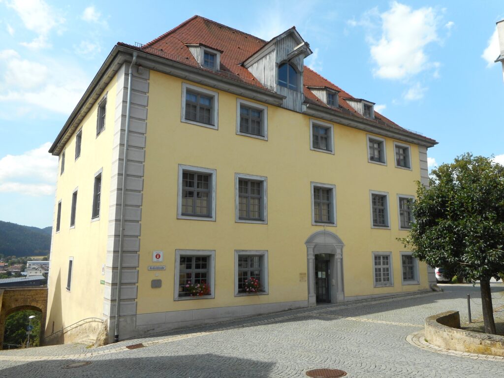 Vorderes Schloss Außenansicht. Gebäude Farbe gelb. Nutzung Museum Oberes Donautal und Stadtverwaltung.