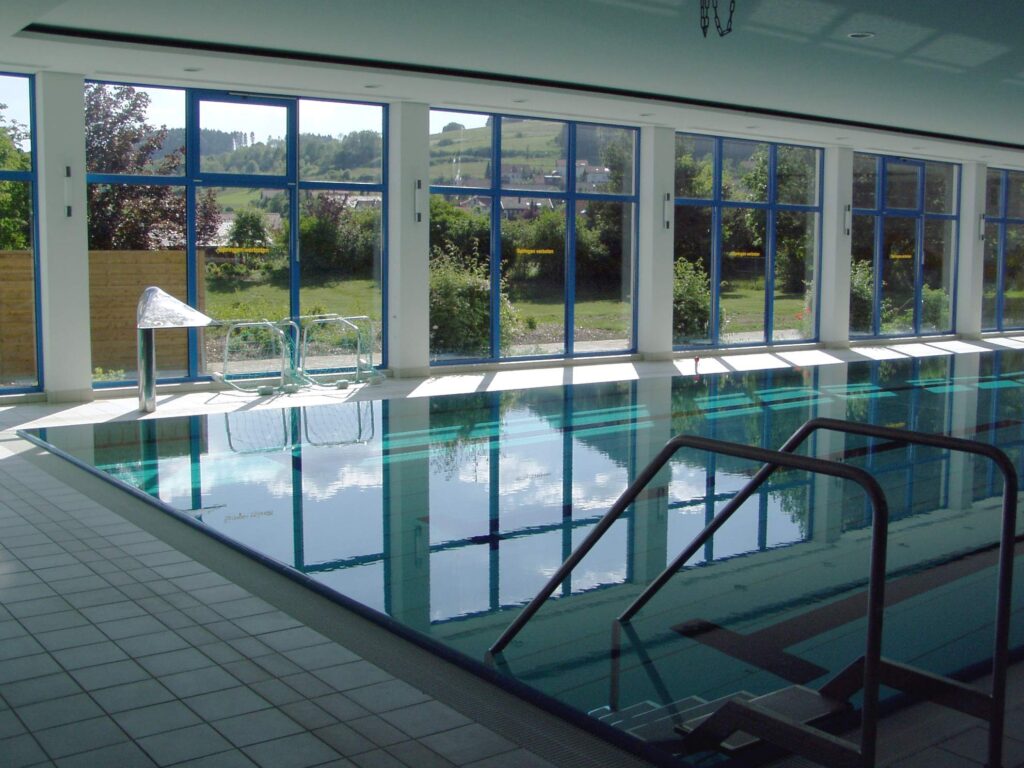 leeres Schwimmbecken im Hallenbad