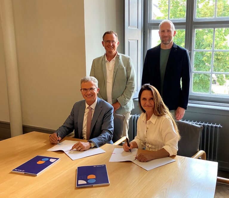 B&uuml;rgermeister J&ouml;rg Kaltenbach und Petra Schweizer, Leiterin Konzessionen bei der Netze BW