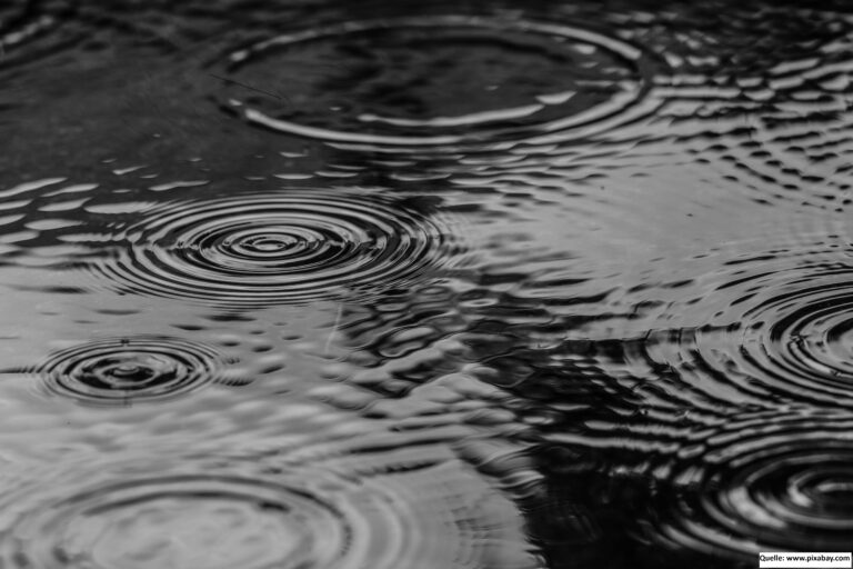 Regentropfen die ins Wasser fallen.